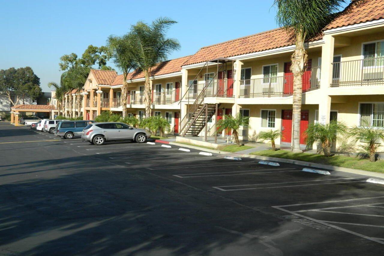 Welcome Inn Corona Bagian luar foto