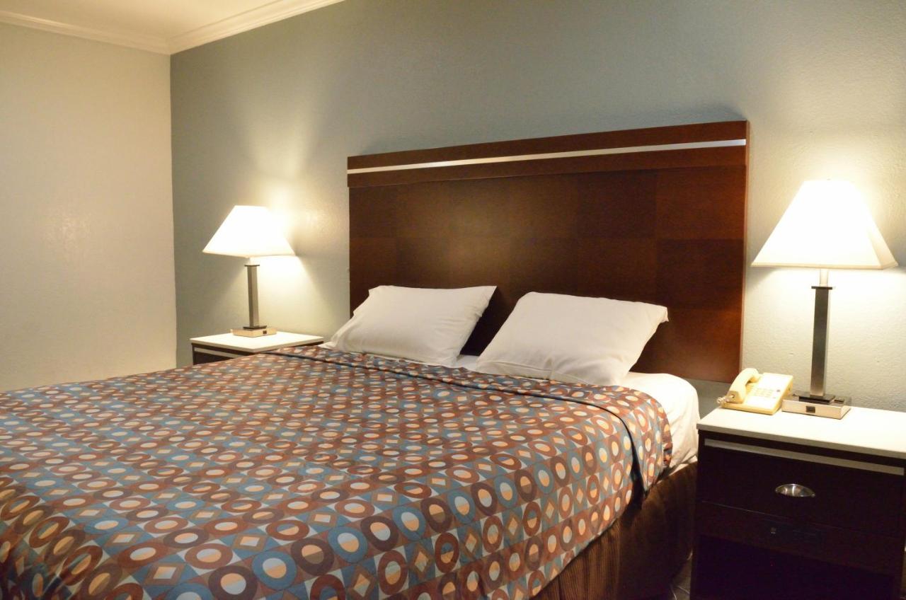 Welcome Inn Corona Bagian luar foto