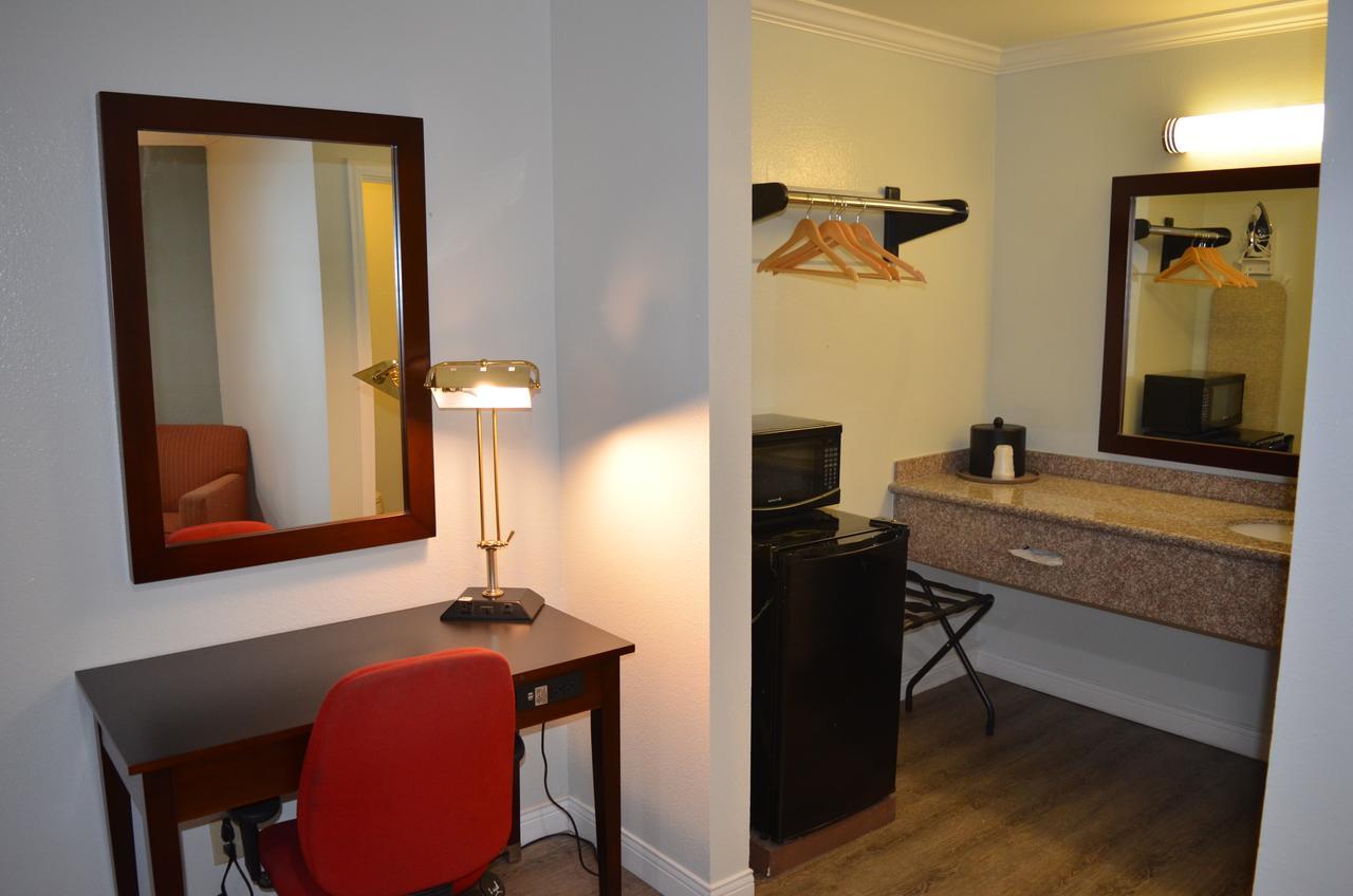 Welcome Inn Corona Bagian luar foto
